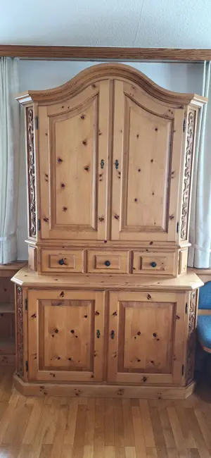 Stube aus Lindenholz mit handgeschnitzten Intarsien Bild 4