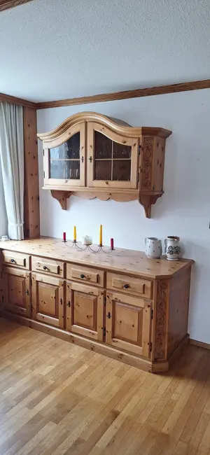 Stube aus Lindenholz mit handgeschnitzten Intarsien Bild 6