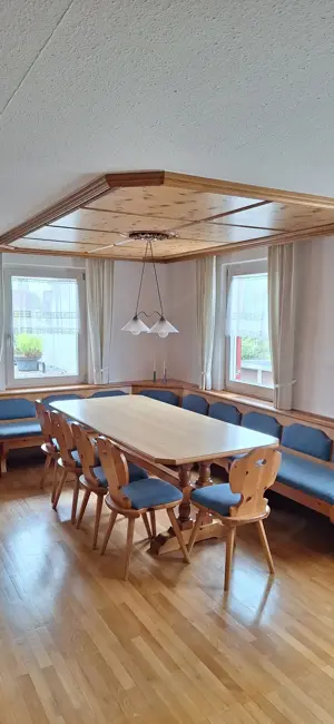 Stube aus Lindenholz mit handgeschnitzten Intarsien Bild 5