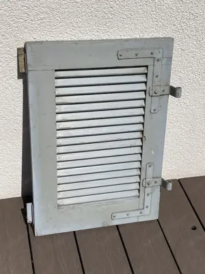 alter Fensterladen für Dekozwecke