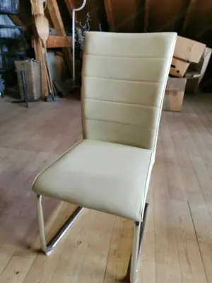 Stuhl weißes Leder mit Metallgestell