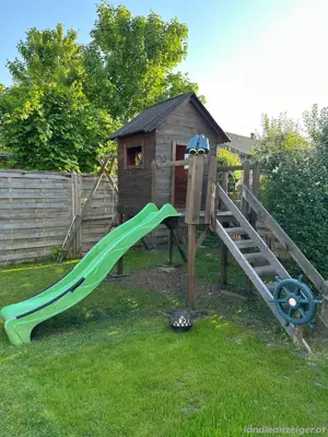 Spielhaus aus Holz Bild 2