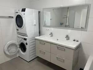 Helle 4-Zimmerwohnung in ruhiger Lage BJ2019 Teilmöbliert Bild 5