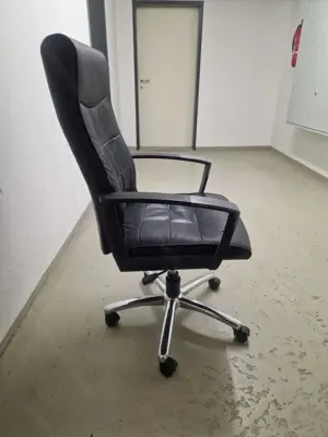 Schwarzer Bürostuhl aus Kunstleder (mit Riss auf der Sitzfläche) zu verschenken! Bild 2