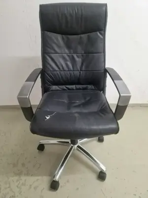 Schwarzer Bürostuhl aus Kunstleder (mit Riss auf der Sitzfläche) zu verschenken!