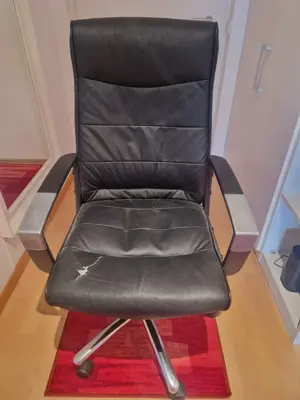Schwarzer Bürostuhl aus Kunstleder (mit Riss auf der Sitzfläche) zu verschenken! Bild 5