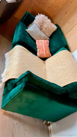 Sofa Couch aus Samtstoff  Bild 3