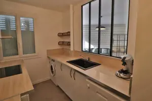 Zu vermieten   Möblierte Wohnung mit 1 Schlafzimmer und Wohnzimmer