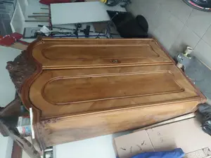 Alter Kasten mit Stuhl 