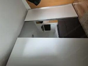 Kleiderschrank mit Schiebetüren 