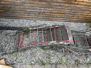 Eisentisch inkl. Stühle   renovierungsbedürftig