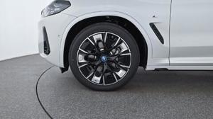 BMW iX3 Head-up Display // Anhängerkupplung elektrisch // DAB-Tuner Bild 15