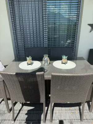 Rattan-Balkontisch mit 4 Stühlen (+ 2 gratis)