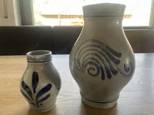 Krüge mit Blumenmuster 