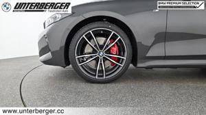 BMW 320d xDrive Touring // M Sportpaket // Panorama Glasdach // Anhängerkupplung Bild 15