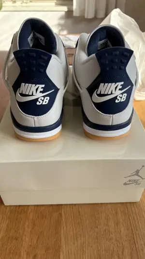 Air Jordan 4 x Nike SB  Navy  Bild 3