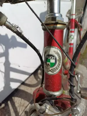 Rotes Fahrrad der Marke Puch