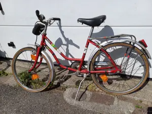 Rotes Fahrrad der Marke Puch Bild 2