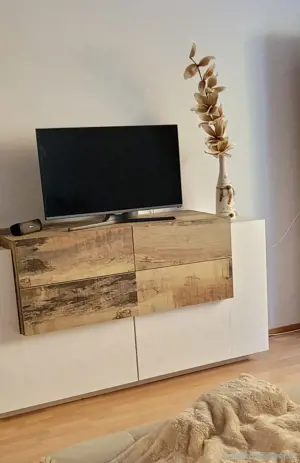 Stabiles Sideboard mit 4 Schubladen und Ahornfront