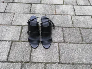 Elegante schwarze Sandaletten  Bild 2