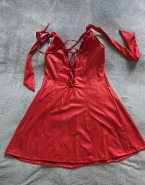 Rotes Kleid mit Schnürung 