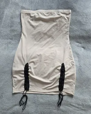 Beiges Bandeau-Kleid mit Schnürdetails 