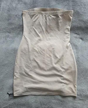 Beiges Bandeau-Kleid mit Schnürdetails  Bild 2