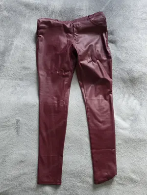Bordeauxrote Kunstleder-Leggings mit Push-Effekt   Nur Versand
