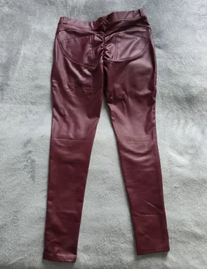Bordeauxrote Kunstleder-Leggings mit Push-Effekt   Nur Versand Bild 2