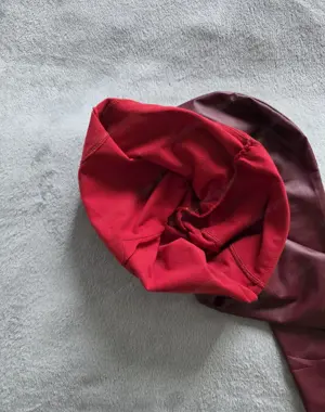 Bordeauxrote Kunstleder-Leggings mit Push-Effekt   Nur Versand Bild 3