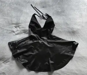Schwarzes Wetlook Kleid  Bild 2