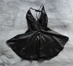 Schwarzes Kunstleder-Kleid 