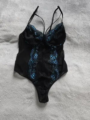 Spitzenbody in Schwarz mit blauer Stickerei   Nur Versand
