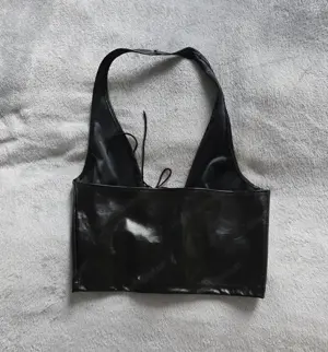 Schwarzes Kunstleder-Halftertop mit Schnürung   One Size   Nur Versand Bild 2