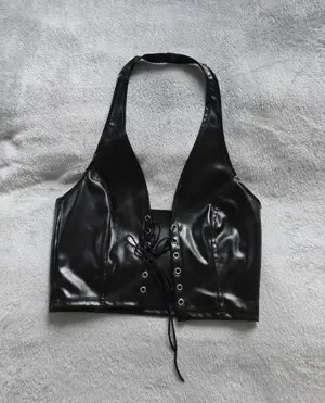 Schwarzes Kunstleder-Halftertop mit Schnürung   One Size   Nur Versand