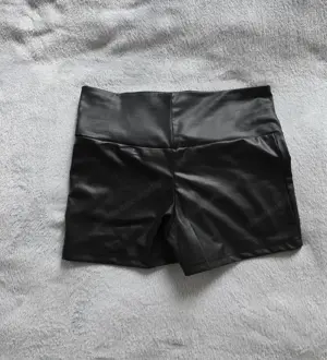 Schwarze Kunstleder-Shorts   Nur Versand