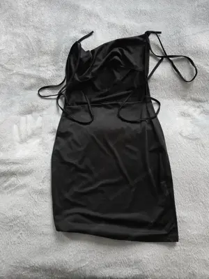 Schwarze Kleider   sexy, auffällig, vielseitig   Pro Kleid: 45 EUR   Nur Versand Bild 5