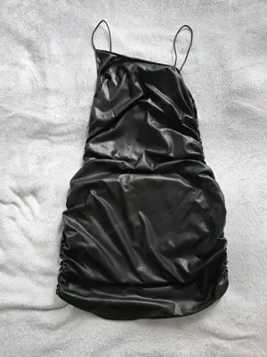 Schwarzes Kunstlederkleid mit Spaghettiträgern   Nur Versand