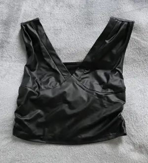 Schwarzes Kunstleder-Top   V-Ausschnitt Nur Versand Bild 2