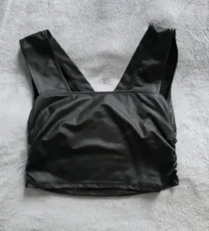 Schwarzes Kunstleder-Top   V-Ausschnitt Nur Versand Bild 3