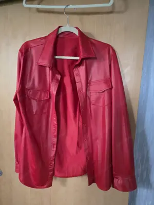 Rote Wetlook-Bluse   glänzend & auffällig   Nur Versand Bild 2
