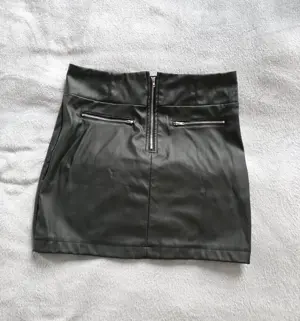 Schwarzer Kunstleder-Minirock   sexy & figurbetont   Nur Versand Bild 2