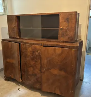 Alter Schrank zum Restaurieren zu verschenken