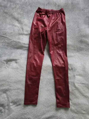 Weinrote Wetlook-Leggings 