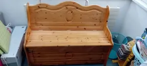 Schöne Holzbank mit Stauraum 