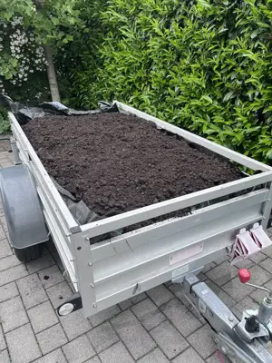 Feine Gartenerde zu verschenken