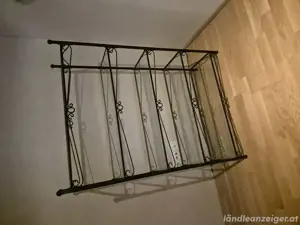 Regal aus Metall und Glas