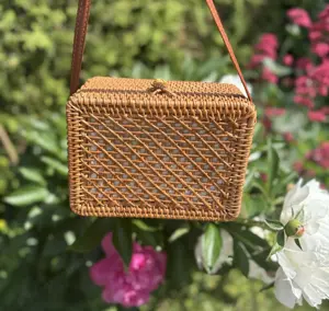   Korbtasche gefüttert mit Lederband  