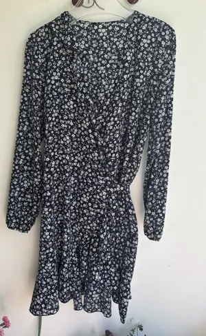   Blau weißes langarm Wickelkleid  