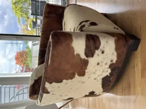 Sessel aus braunem Kuhfell